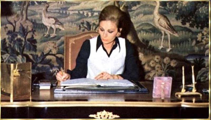 Empress Fara Diba in ihrem Büro