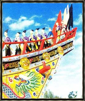 Ein Boot fr die Gtter, ausgerstet zum Empfang seiner himmlischen Passagiere. Am Ende der Feier geht das Boot in Flammen auf und bringt so die Gtter wohlbehalten wieder in den Himmel zurck.