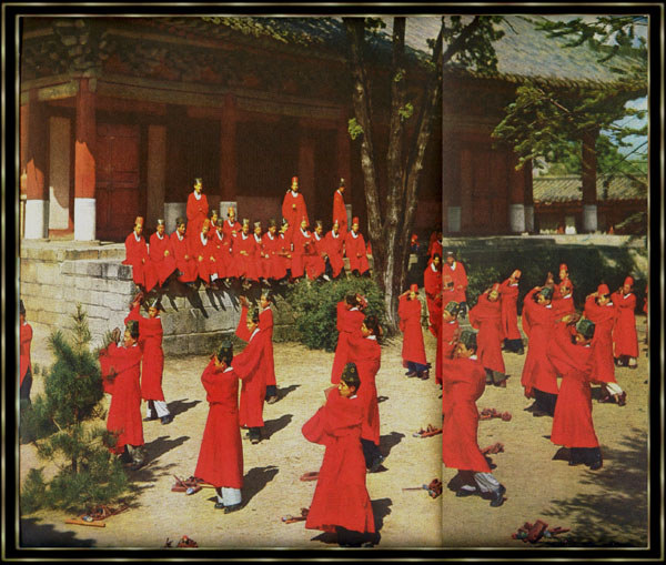 Konfutses 2505. Geburtstag wird von den Zglingen der Sung Kjun Kwan-Akademie in Seoul (Sd-Korea) gefeiert. Die Zeremonien, die am 27. August 1954 abgehalten wurden, umfaten Festreden, Operdarbietungen und kultische Tnze. Der 